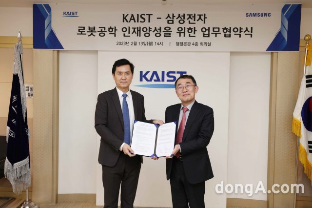 전경훈 삼성전자 DX부문 CTO 사장(왼쪽)과 이승섭 KAIST 교학부총장. 삼성전자 제공