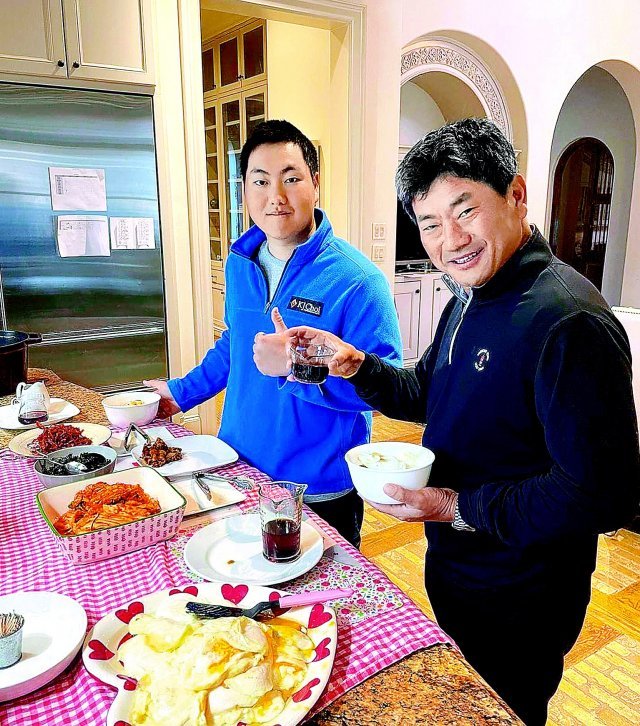 한국 골프의 개척자 최경주(오른쪽)는 최상의 컨디션을 위해 담배, 술을 끊었다. 미국 댈러스 자택에서 함께 동계 훈련을 하는 주니어 골퍼와 식사하는 장면. 최경주재단 제공