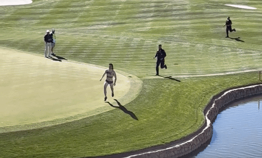 미국 WM 피닉스 오픈 경기 중 난입한 숀 패트릭 매코널(27)이 골프장 내 연못에서 다이빙을 하고 있다. 트위터 갈무리