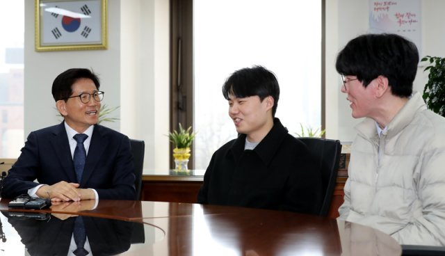 김문수 경제사회노동위원회 위원장이 13일 서울 종로구 경제사회노동위원회 위원장실에서 MZ세대 노조 관계자 간담회를 갖고 송시영 서울교통공사 올바른노조 위원장(가운데), 이동훈 한국가스공사 더 코가스 노조 위원장(오른쪽)과 대화를 나누고 있다. 2023.2.13/뉴스1