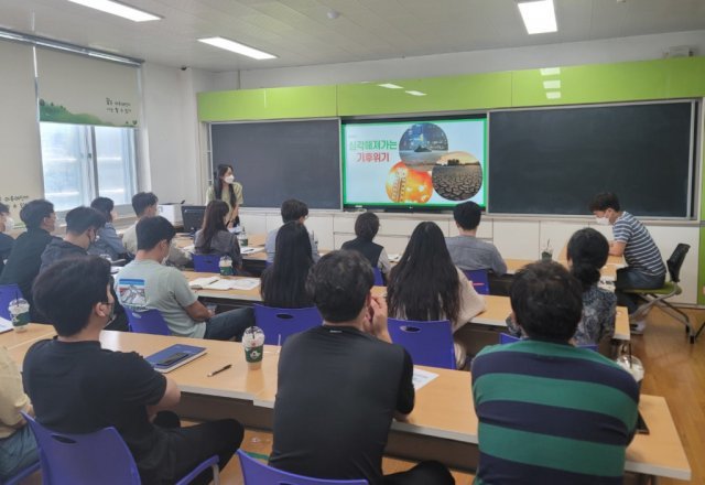 누비랩 AI 푸드 스캐너를 설명하고 있는 나주 초등학교 김민경 선생님, 출처: 나주 초등학교