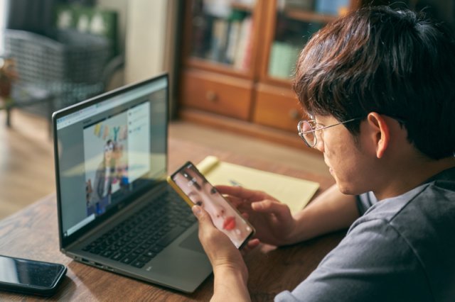 영화 ‘스마트폰을 떨어뜨렸을 뿐인데’에서 준영(임시완)이 해킹한 나미(천우희)의 휴대전화를 보고 있다. 영화사 미지 제공