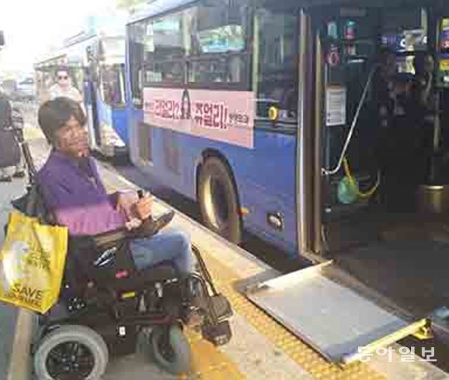 휠체어를 탄 장애인이 저상버스를 이용하고 있다. 동아일보DB