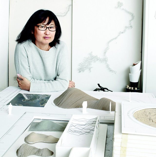 서울 용산구 페이스갤러리에서 개인전을 열고 있는 미국의 건축가이자 조각가 마야 린. 제시 프로마 제공