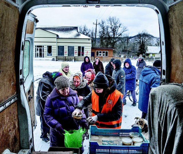 식량 배급 받는 우크라 주민들 12일(현지 시간) 우크라이나 스비아토히르스크 마을 주민들이 ‘월드센트럴키친’ 자원봉사자들이 나눠주는 음식을 받기 위해 줄지어 서 있다. 스비아토히르스크=AP 뉴시스