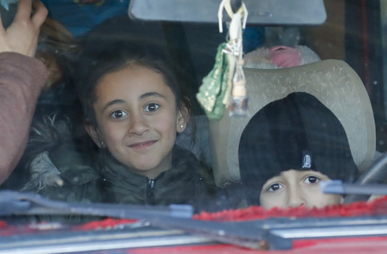 9일(현지시간) 튀르키예 하타이주 벨렌에 마련된 이재민 대피소에서 아이들이 카메라를 향해 미소를 띄고 있다. 2023.2.9/뉴스1