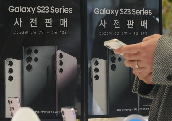갤럭시S23 시리즈 사전판매 예약이 시작된 7일 서울 마포구 삼성디지털프라자 홍대본점에서 시민들이 갤럭시S23 시리즈를 살펴보고 있다. 2023.2.7/뉴스1 ⓒ News1