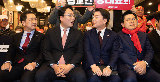 국민의힘 당대표 후보들이 13일 제주 퍼시픽호텔에서 열린 국민의힘 제3차 전당대회 제주 합동연설회에서 자리에 앉아 대화를 나누고 있다. 왼쪽부터 김기현, 천하람, 안철수, 황교안 당대표 후보. 2023.2.13/뉴스1 ⓒ News1