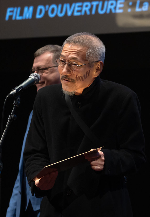 13일 오후(현지시간) 프랑스 파리 시네마테크 프랑세즈에서 열린 ‘홍상수 감독 전작 회고전’에서 개막작 ‘소설가의 영화’ 상영 전 홍상수(64) 감독과 배우 김민희(41)가 무대에 올라 인사를 하던 중 시네마테크 프랑세즈 측으로부터 각각의 이름이 새겨진 황금명패를 선물받고 있다. 2023.02.14/뉴스1