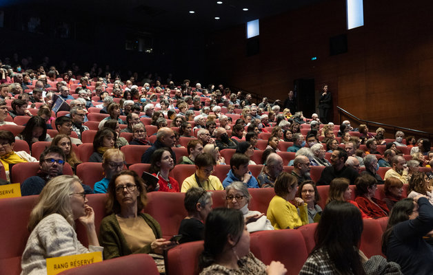 13일 오후(현지시간) 프랑스 파리 시네마테크 프랑세즈에서 열린 ‘홍상수 감독 전작 회고전’에서 좌석을 가득 채운 관람객들이 개막작 ‘소설가의 영화’(2022)의 상영을 기다리고 있다. 2023.02.14/뉴스1