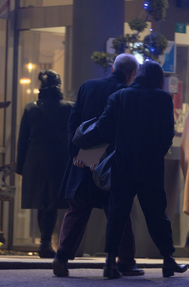 13일 오후(현지시간) 프랑스 파리 시네마테크 프랑세즈에서 열린 ‘홍상수 감독 전작 회고전’을 찾은 홍상수(64) 감독과 배우 김민희(41)가 무대 인사를 마친 뒤 시상회장을 떠나고 있다. 2023.02.14/뉴스1