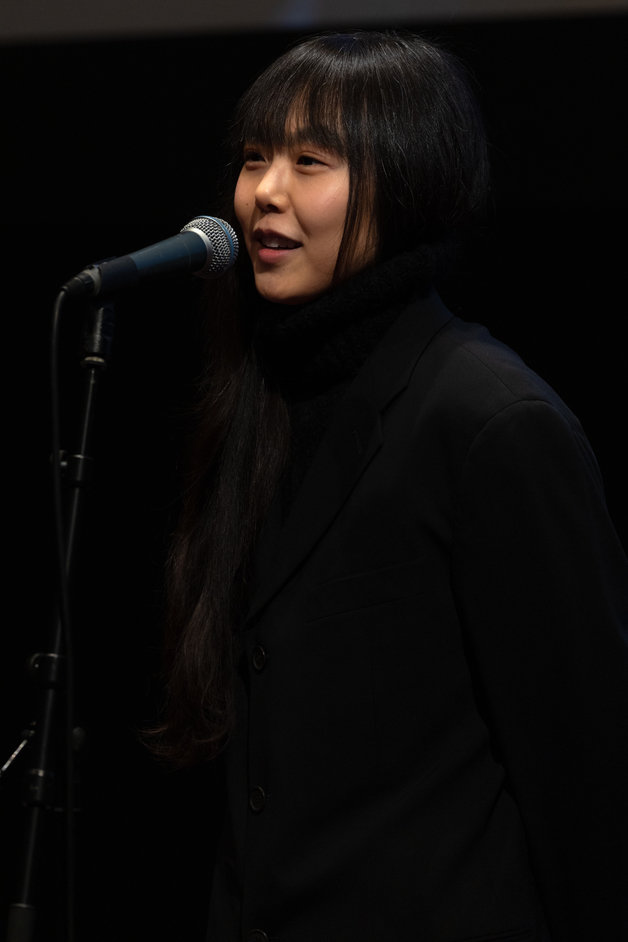 13일 오후(현지시간) 프랑스 파리 시네마테크 프랑세즈에서 열린 ‘홍상수 감독 전작 회고전’에서 개막작 ‘소설가의 영화’ 상영 전 홍상수(64) 감독과 배우 김민희(41)가 무대에 올라 인사를 하고 있다. 2023.02.14/뉴스1