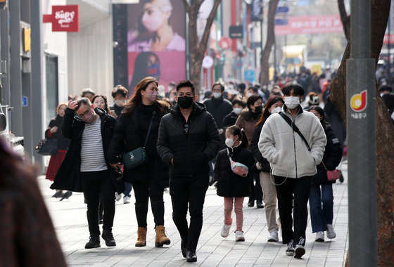 9일 오후 외국인 관광객들이 서울 명동거리를 걷고 있다. 전세계 코로나19 유행이 감소세에 접어들면서 해외여행 수요가 늘어나고 있다. 2023.2.9. 뉴스1