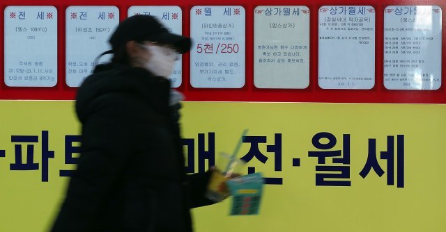 서울 시내 한 상가의 매물표가 붙은 공인중개소 앞으로 시민이 지나고 있다. 뉴스1