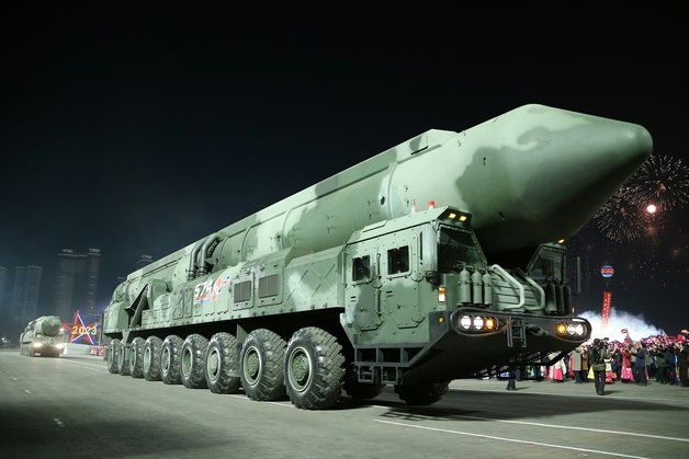 북한의 고체연료 엔진 적용 대륙간탄도미사일(ICBM) 추정 무기. 평양 노동신문=뉴스1