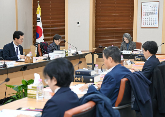 김영란 대법원 양형위원회 위원장이 13일 서울 서초구 대법원에서 제122차 전체회의를 주재하고 있다. 양형위원회 제공