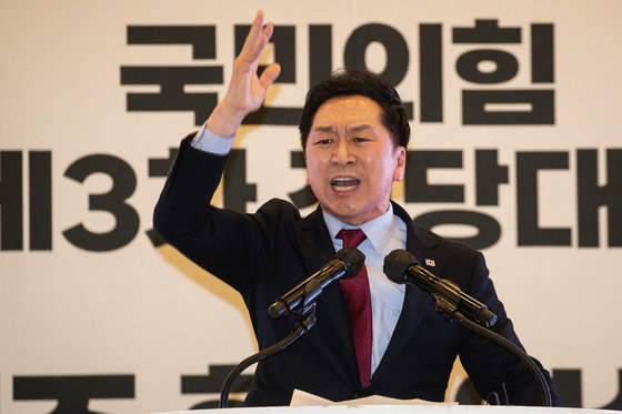 김기현 국민의힘 당대표 후보가 13일 제주 퍼시픽호텔에서 열린 국민의힘 제3차 전당대회 제주 합동연설회에서 정견 발표를 하고 있다. 2023.2.13/뉴스1