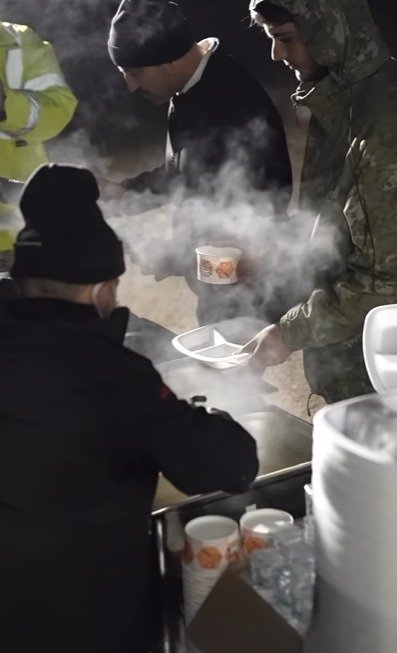 차례로 음식을 받아가는 튀르키예 주민들 (인스타그램 ‘nusr_et’ 갈무리)