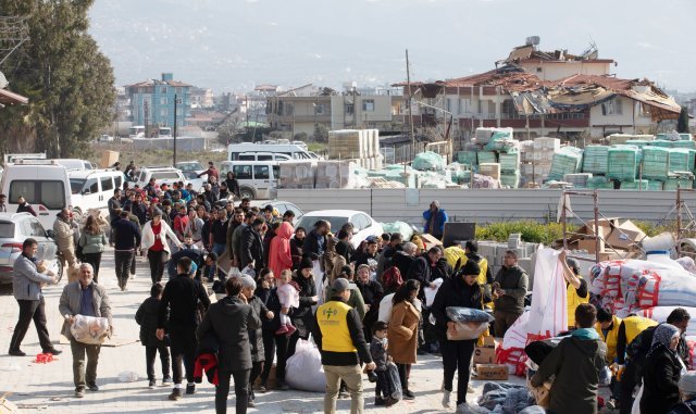 한국기독교연합봉사단이 강진으로 처참하게 부서진 틔르키예 안타키이 지역에서 이재민들에게 구호품을 나누어 주고 있다. 한국기독교연합봉사단 제공