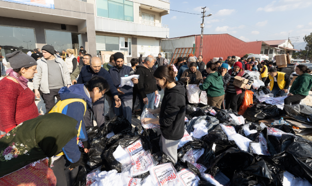 안타키아 지역 주민들이 큰 혼돈 없이 질서정연하게 구호품을 받고 있다. 한국기독교연합봉사단 제공