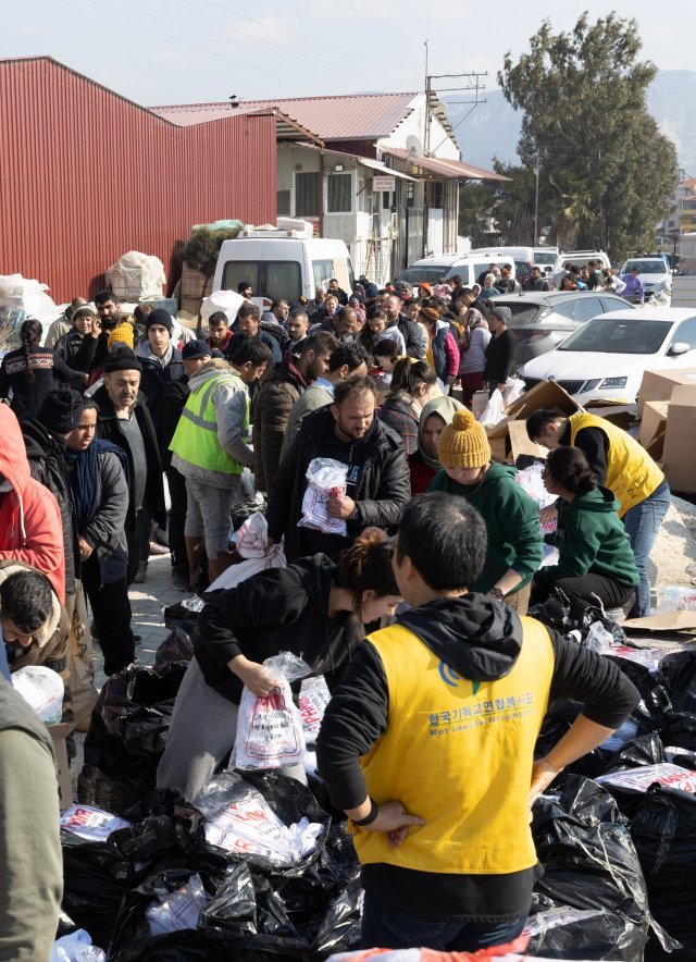 튀르키예 이스탄불, 앙카라 등지의 한국 교민 20여명도 봉사단에 힘을 보태고 있다. 한국기독교연합봉사단 제공