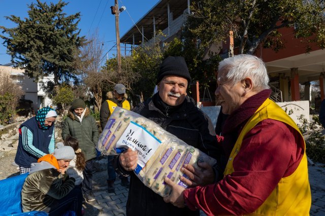 한국 봉사단이 전달한 쌀을 받아 들고 고마운 마음을 전하고 있는 현지 주민.  한국기독교연합봉사단 제공