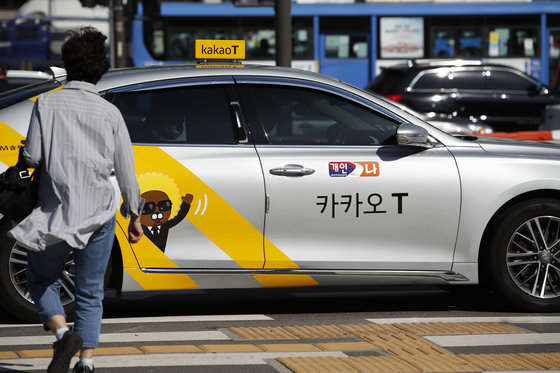 사진은 14일 오후 서울 시내의 카카오T 택시. 2021.9.14. 뉴스1