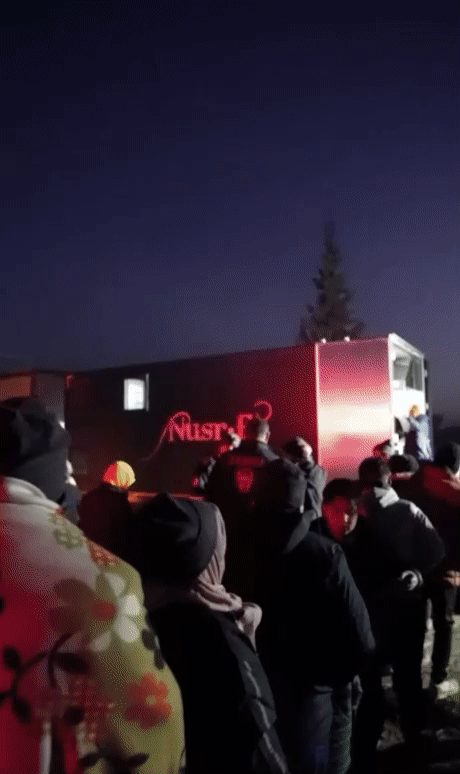 튀르키예 이재민들이 괵체의 푸드 트럭 앞에서 줄을 서고, 식사를 배급 받고 있다. 누스레트 괵체 인스타그램 (@nusr_et) 갈무리