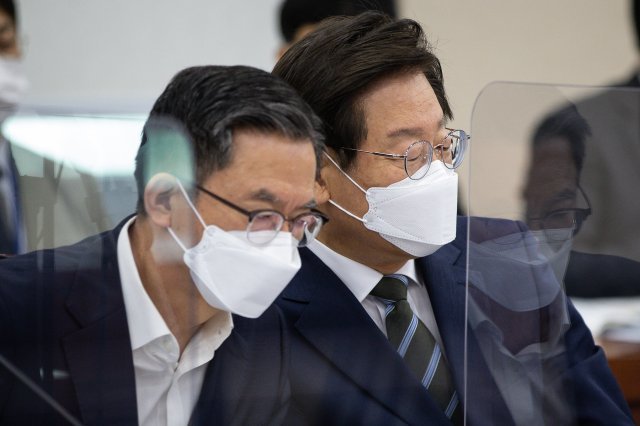 이재명 더불어민주당 의원(오른쪽)과 정성호 의원이 지난해 8월 서울 여의도 국회에서 열린 국방위원회 전체회의에서 이야기를 나누고 있다. 2022.8.1. 뉴스1