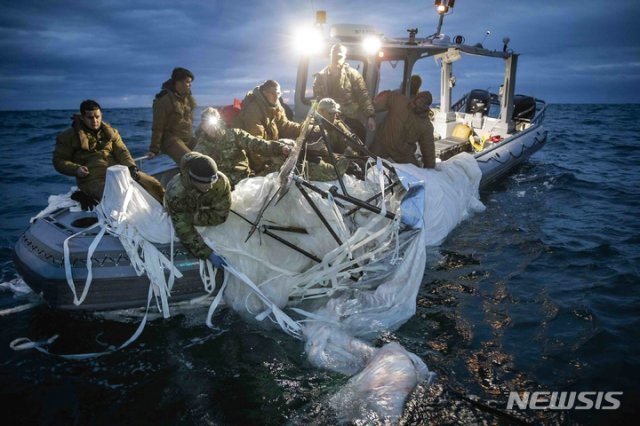 The US Navy recovering a scout balloon.  newsis