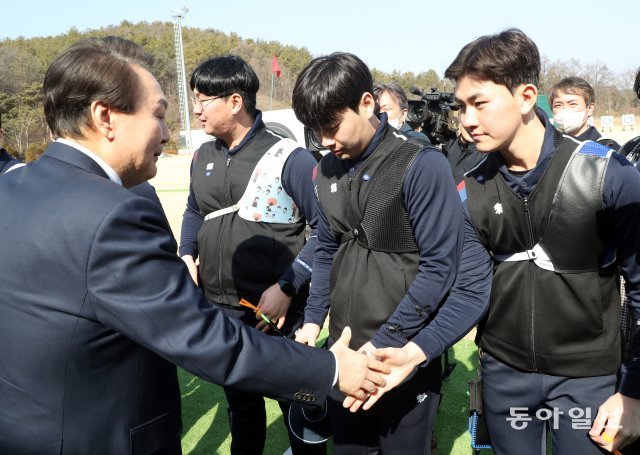 윤석열 대통령이 14일 충북 진천선수촌 양궁장을 방문해 도쿄올림픽 금메달리스트인 김제덕 선수와 인사하고 있다. 진천=최혁중 기자 sajinman@donga.com