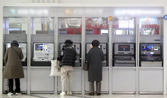 은행 현금인출기(ATM)에서 시민들이 입출금을 하는 모습.ⓒ News1