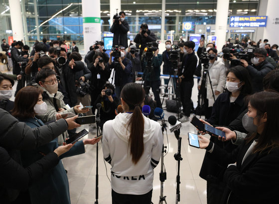 국제빙상경기연맹(ISU) 피겨스케이팅 4대륙 선수권대회에서 우승을 차지한 이해인이 14일 오후 인천국제공항 2터미널을 통해 귀국한 후 인터뷰를 하고 있다. 이해인은 지난 2009년 김연아 이후 14년 만에 4대륙 선수권대회에서 정상에 오른 여자 선수가 됐다. 2023.2.14 뉴스1