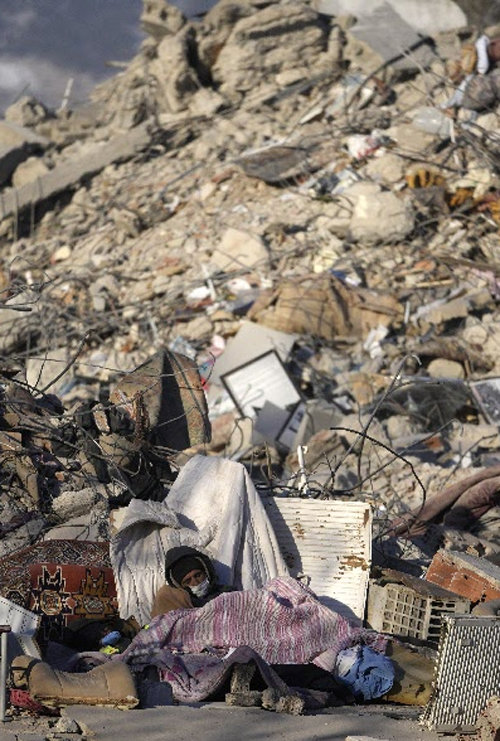 “아빠, 우리 죽어?” 지진 트라우마… 옷-식량 찾아 잔해 뒤져
