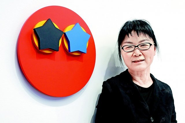 서울 종로구 국제갤러리에서 개인전을 여는 홍승혜 작가가 자화상 조각 ‘홍당무’ 옆에 섰다. 뉴시스