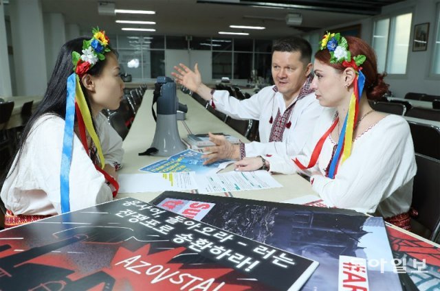 3일 서울 마포구 성니콜라스 대성당에서 우크라이나 전통 복장을 입은 우크라이나인 율리야 전 씨, 이고르 씨, 율리야 주크 씨(왼쪽부터)가 러시아 규탄 시위 계획을 논의하고 있다. 신원건 기자 laputa@donga.com