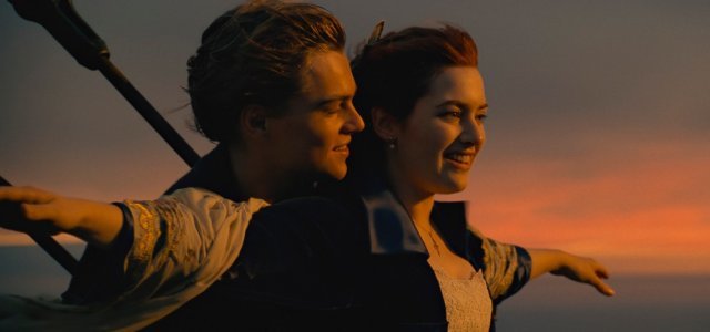 ‘타이타닉’ 최고의 명장면으로 꼽히는 씬. 노을빛 바다를 바라보며 갑판 위에서 잭(왼쪽·레오나르도 디카프리오 분)과 로즈(케이트 윈슬렛 분)가 서로의 사랑을 확인하는 장면. 파라마운트 픽처스