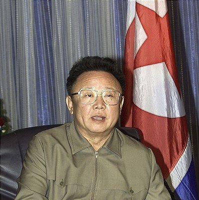 지난 2002년 8월 23일 김정일 북한 국방위원장이 러시아 블라디보스톡을 방문한 자리에서 블라디미르 푸틴 대통령과 회담을 나누는 모습. AP=뉴시스