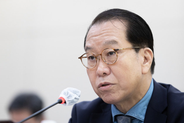 권영세 통일부 장관이 15일 오전 서울 여의도 국회에서 열린 외교통일위원회 전체회의에서 의원 질문에 답변하고 있다. 2023.2.15. 뉴스1