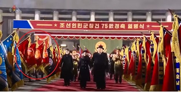 조선중앙TV가 지난 9일 공개한 열병식 영상에 미사일이 그려진 새로운 군기(軍旗)들(빨간색 원)이 포착됐다. (조선중앙TV 갈무리)