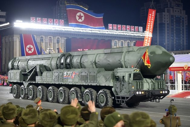 북한이 지난 8일 조선인민군 창건일(건군절) 75주년을 계기로 연 열병식에서 고체연료 엔진을 적용한 신형 대륙간탄도미사일(ICBM)으로 추정되는 무기를 공개했다. (평양 노동신문=뉴스1)