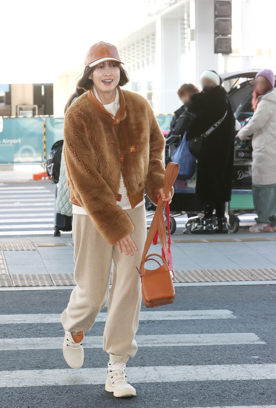 배우 이나영이 패션 행사 참석차 15일 인천국제공항에 도착해 이탈리아 밀라노로 출국하고 있다. 뉴스1