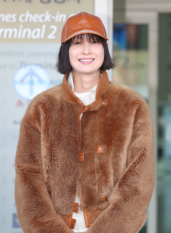 배우 이나영이 패션 행사 참석차 15일 인천국제공항에 도착해 이탈리아 밀라노로 출국하기 전 사랑스러운 인사를 전하고 있다. 뉴스1