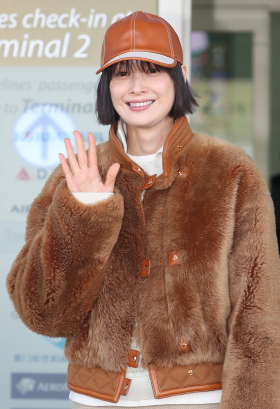 배우 이나영이 패션 행사 참석차 15일 인천국제공항에 도착해 이탈리아 밀라노로 출국하기 손 인사를 하고 있다. 뉴스1