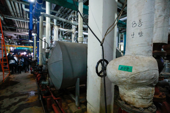 한국에너지공단 직원들이 6일 서울 동작구의 한 아파트에서 노후 보일러 아파트 난방시설 효율개선을 위해 현장점검을 하고 있다. 2023.2.6. 뉴스1