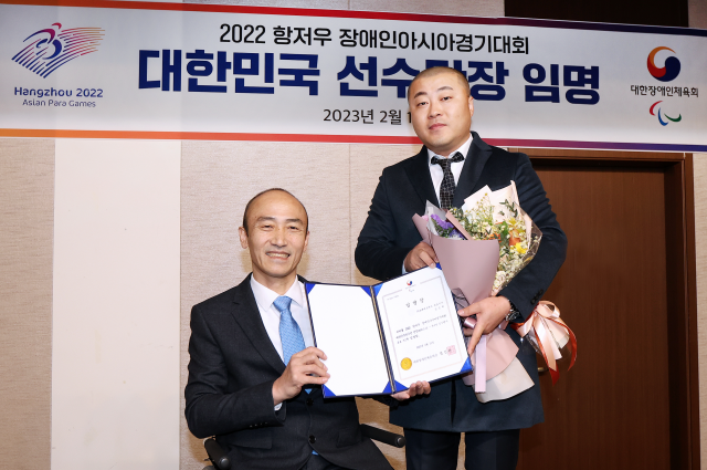 정진완 대한장애인체육회장(왼쪽)과 김진혁 2022 항저우 장애인아시아경기 한국 선수단장. 대한장애인체육회 제공