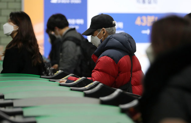 서울 지하철 2호선 삼성역에서 한 시민이 개찰구를 통과하고 있다. /뉴스1 ⓒ News1
