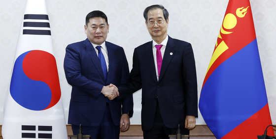 한덕수 국무총리와 롭상남스라이 어용에르덴 몽골 총리가 15일 오전 서울 종로구 세종대로 정부서울청사에서 열린 한·몽골 총리 회담에서 기념촬영을 하고 있다. (공동 취재) 2023.2.15