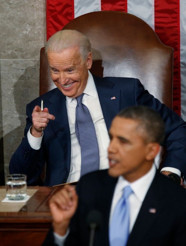 2014년 버락 오바마 대통령의 국정연설 때 뒤쪽에서 핑거건을 쏘고 있는 조 바이든 부통령. 위키피디아