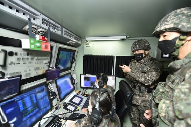 김승겸 합참의장(가운데)이 15일  서북도서 최북단 백령도의 공군 방공포대를 찾아 북한 도발에 대비한 대응태세를  점검하고 있다. 합참 제공